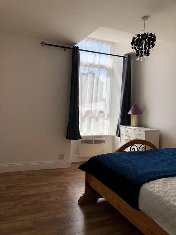 Beautiful 1-Bed Apartment In Корк Екстериор снимка